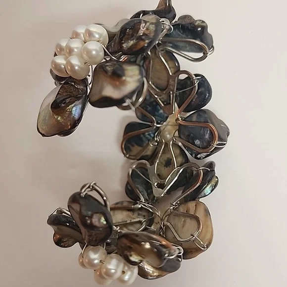 Elegant beautiful tropical happy floral shell and pearl adjustable bracelet. - Picture 5 of 9
